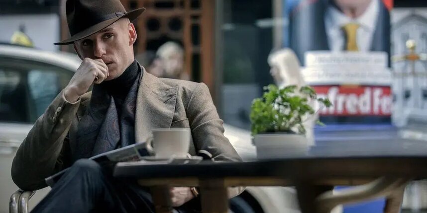    Исполнитель главной роли Эдди Редмэйн поражает разнообразием обликов, которые он примеряет на себя, превращаясь в хладнокровного убийцу.SKY, PEACOCK