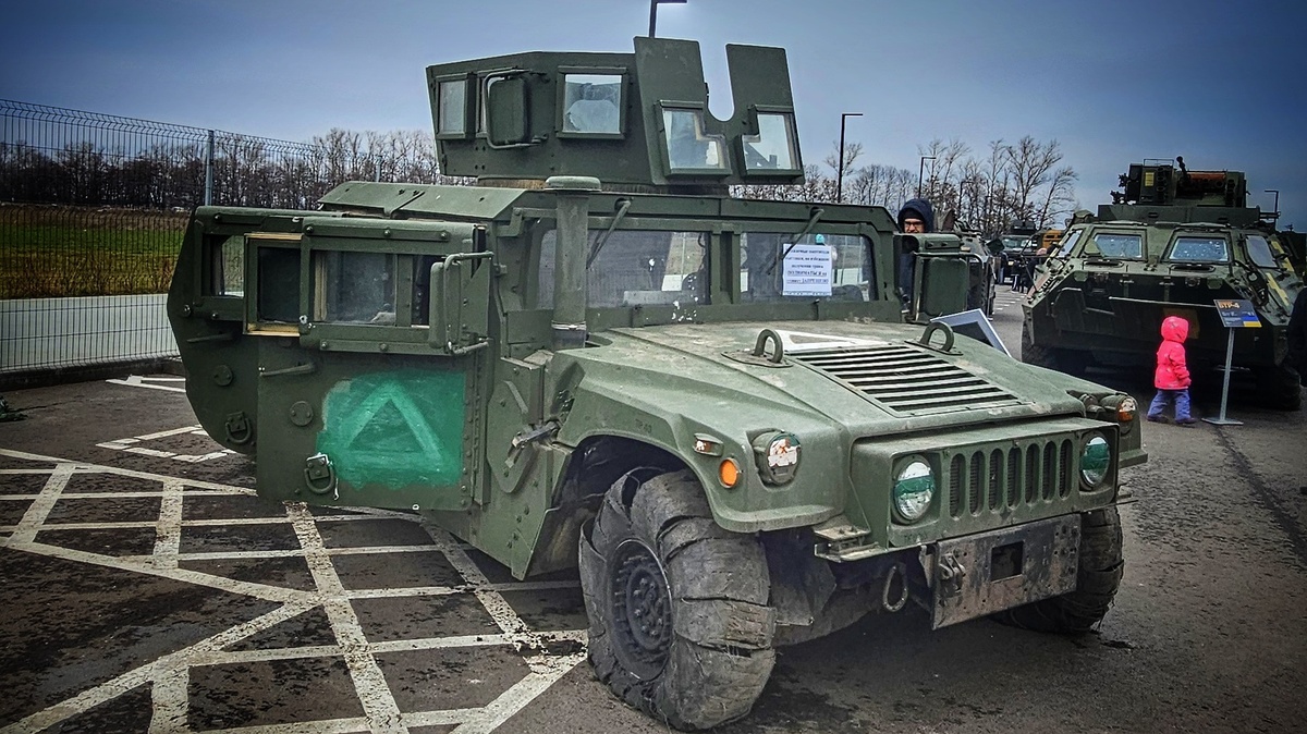 HMMWV M1151A1. Выставка трофейной техники. Поныри, Курская область. Ноябрь 2024