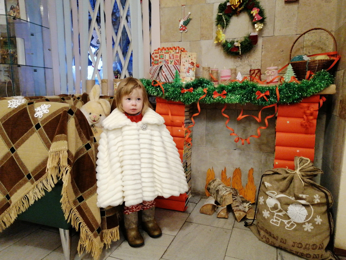 Агнии 2,4 года. Весь реквизит библиотечный. 