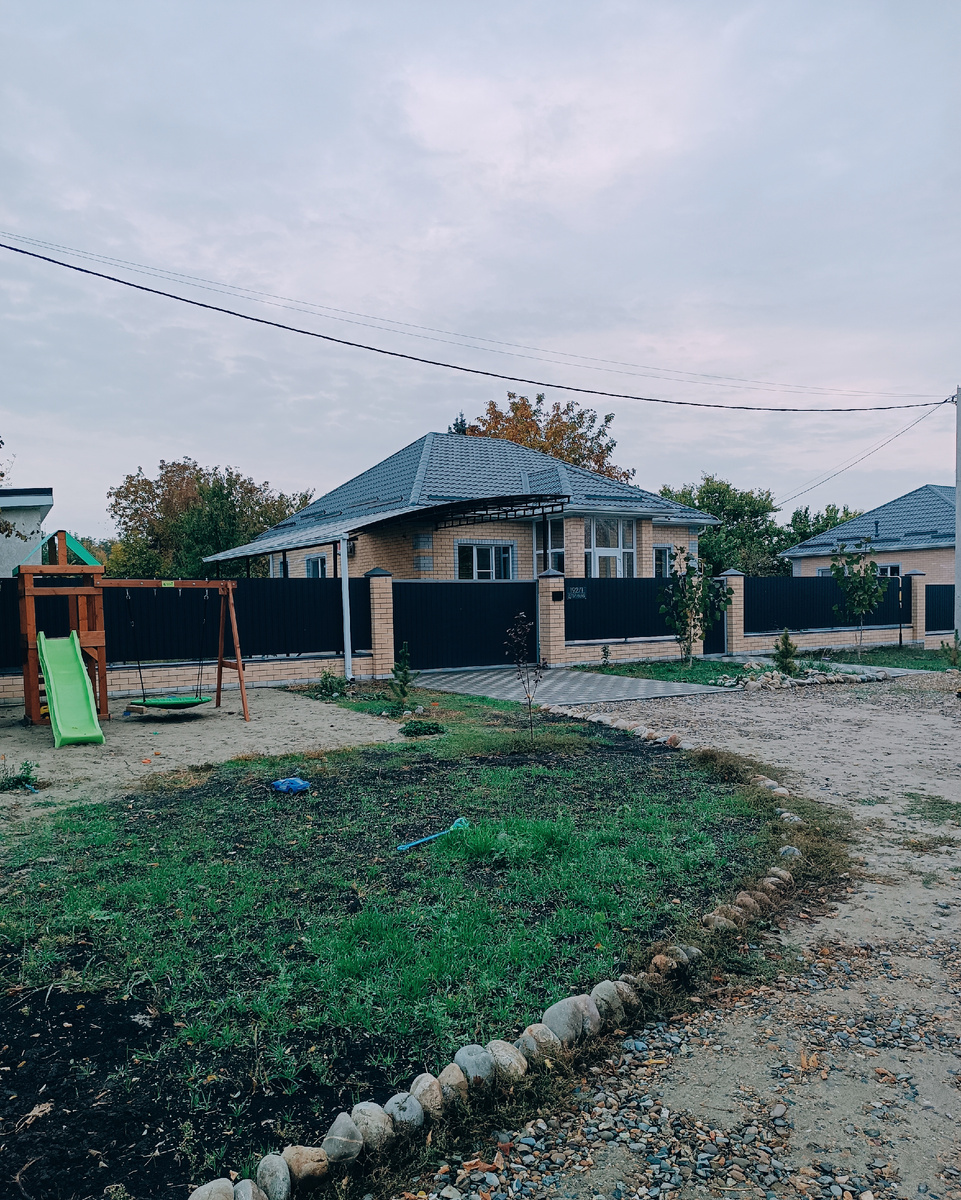 Постепенно облагораживаем территорию у дома