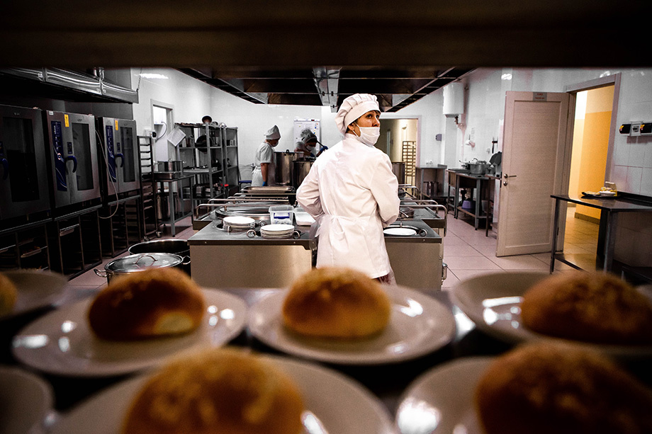 Десятки учеников заразились кишечными инфекциями в школьных столовых. | Фото: Наталья Чернохатова/Octagon.Media