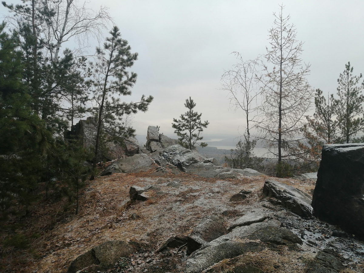 Гора Ельчевошная, вдалеке Чусовая