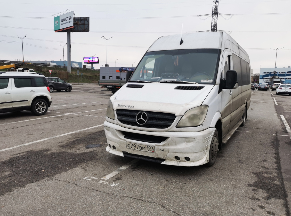 Микроавтобус Mercedes-Benz Sprinter 511. Парковка у магазина Globus на Новорижском шоссе.