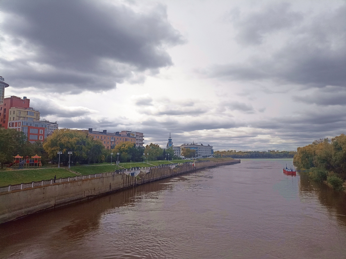 Вид на Омь с Юбилейного моста