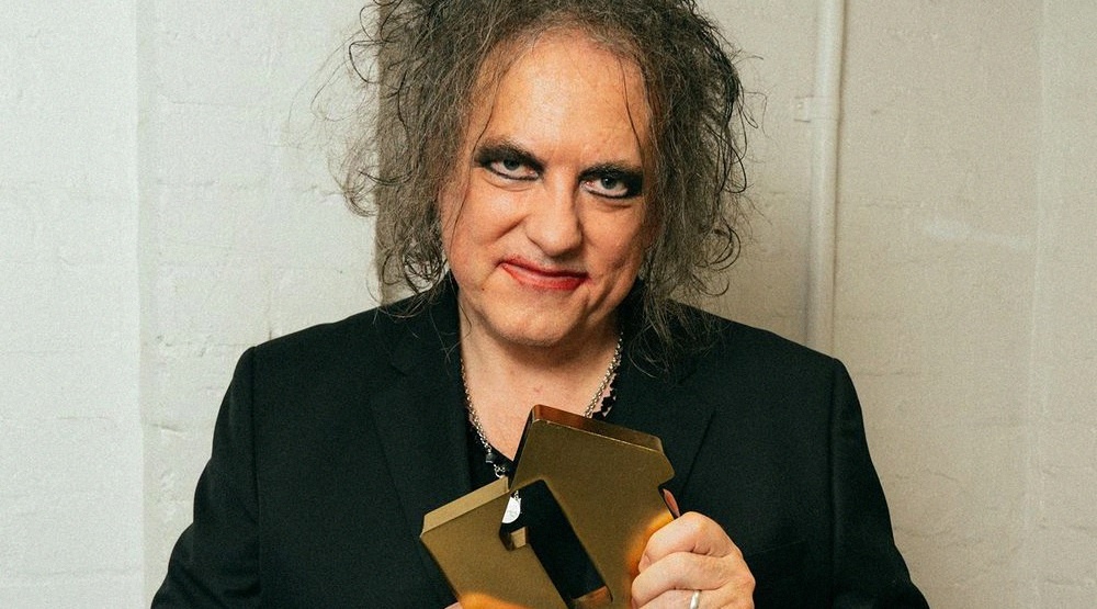     Вокалист The Cure Роберт Смит с наградой за первое место в чарте / Фото: соцсети The Cure