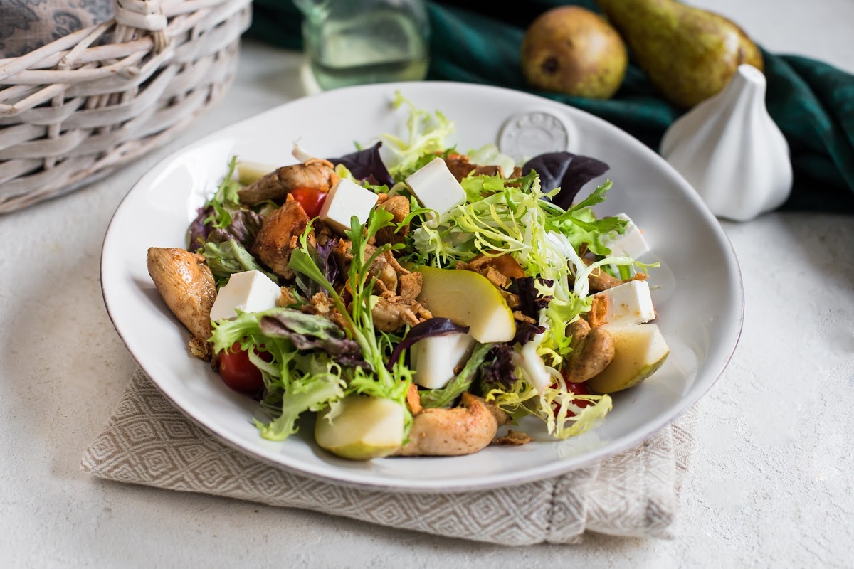 Салат с курицей в соусе Наршараб, брынзой и грушами