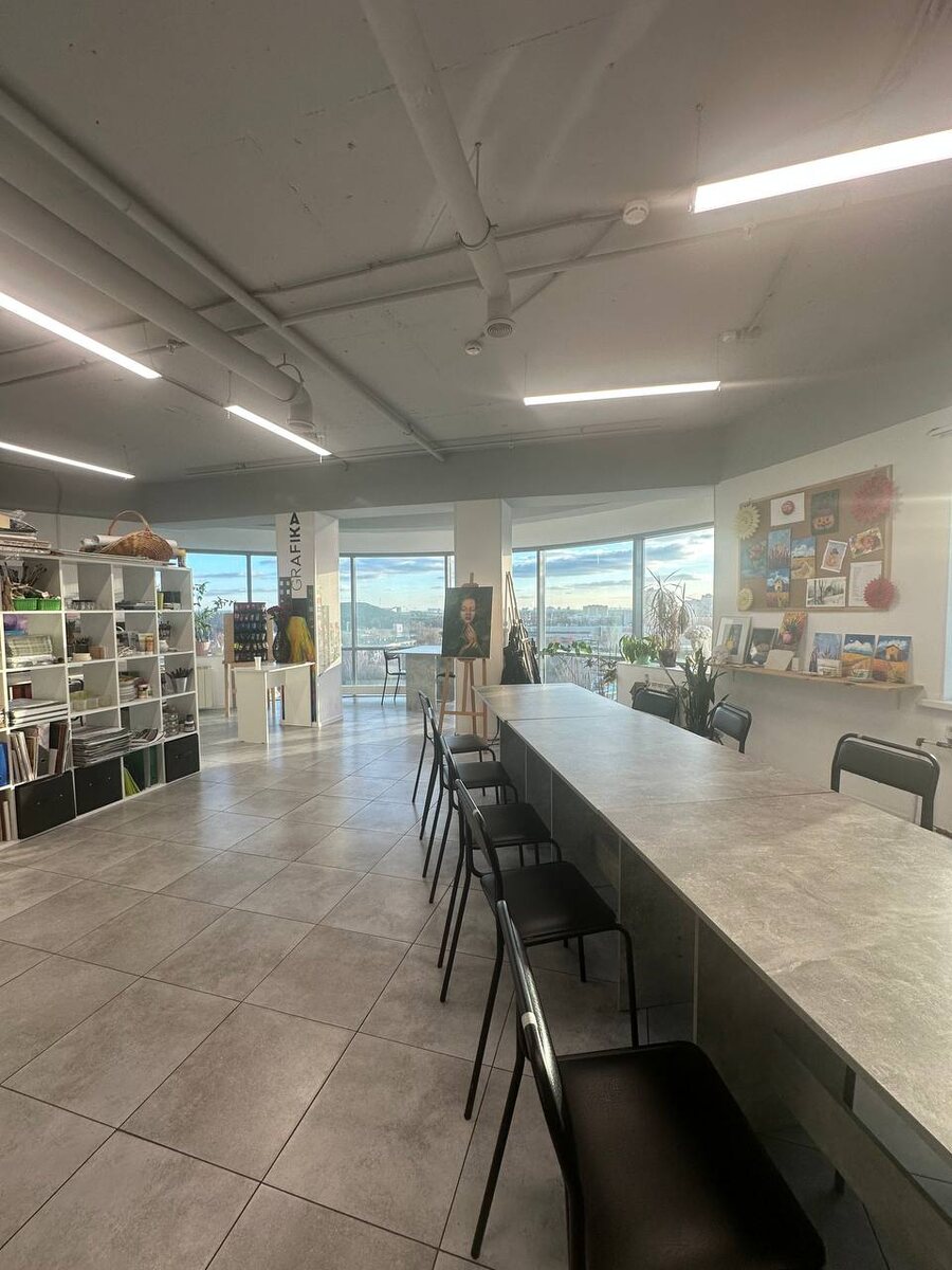 Место много, до 20 ти человек свободно.