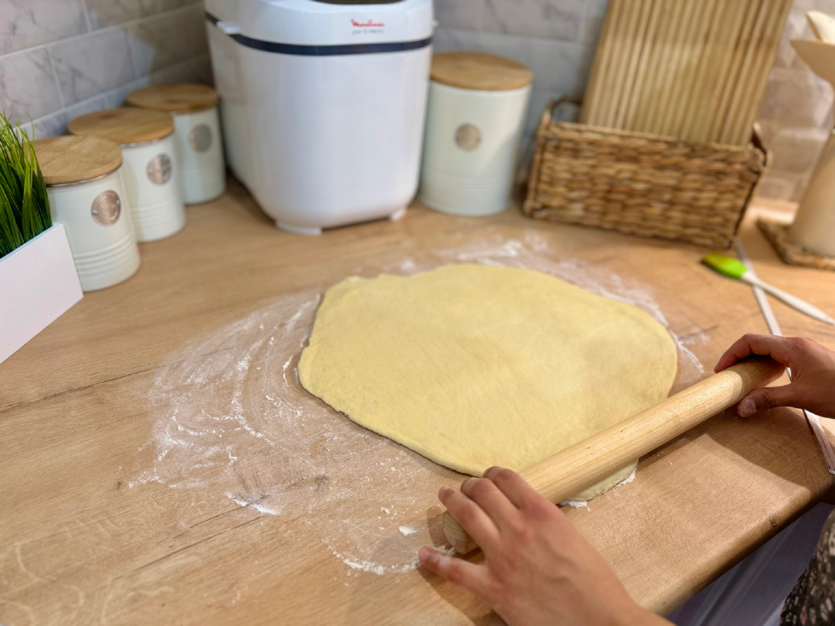 Раскатываем тесто в пласт