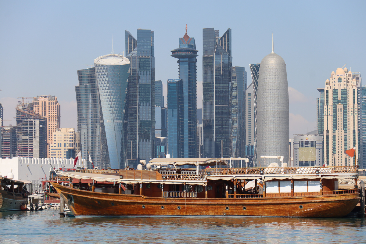 Источник: https://ru.freepik.com/premium-photo/modern-buildings-by-river-against-sky-city_106101005.htm#fromView=search&page=1&position=28&uuid=07d1cfa4-60c3-45e4-b8ae-1116b222dd74&query=%D0%BA%D0%B0%D1%82%D0%B0%D1%80