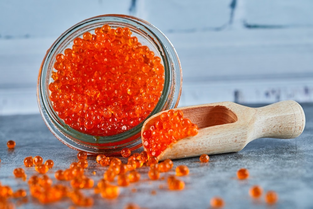 Источник: https://img.freepik.com/free-photo/jar-red-caviar-wooden-spoon-marble-background_114579-20906.jpg?t=st=1741979634~exp=1741983234~hmac=dd2ac9e47b854aa7c9a486685a9a6681681d62b83e0245a2f506bcff90001603&w=996
