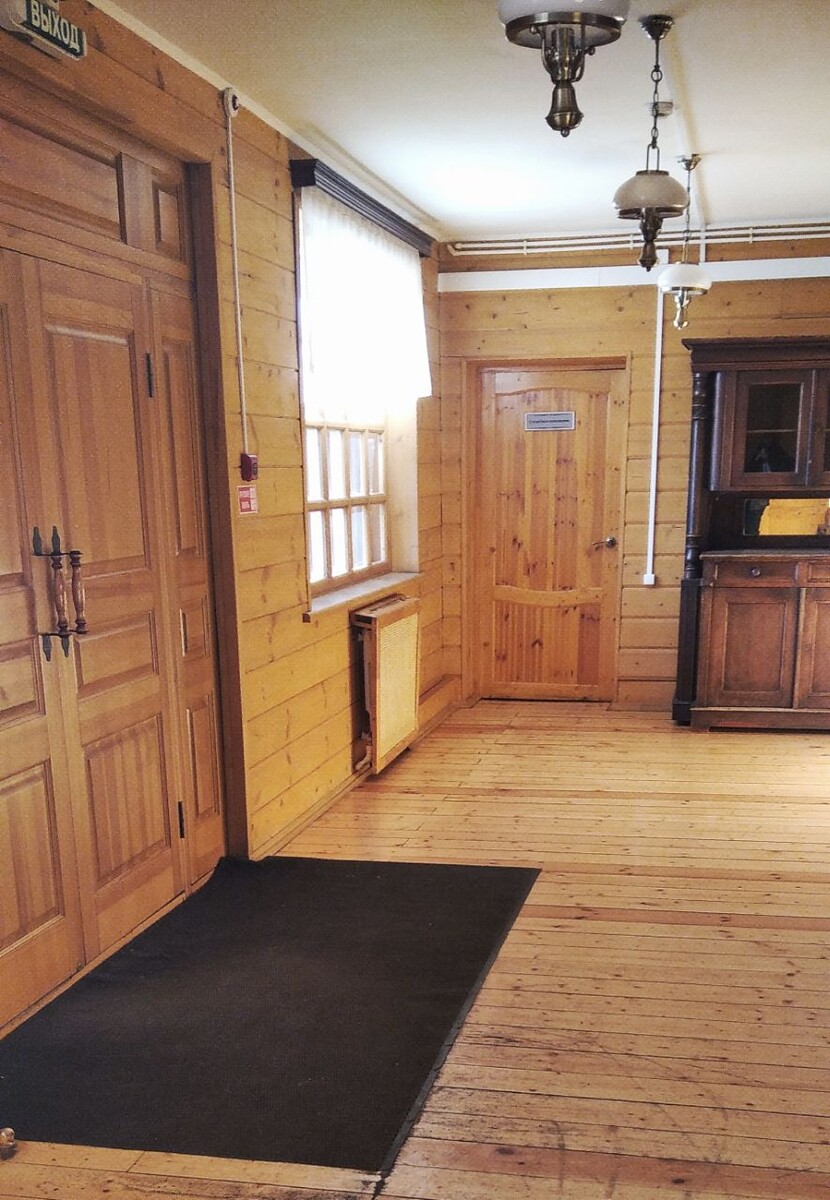 Что за дверь напротив - не знаю.