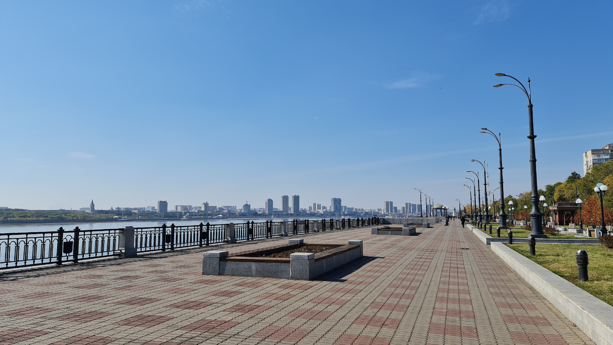 Просторная набережная реки Амур — любимое место для прогулок жителей и гостей города.