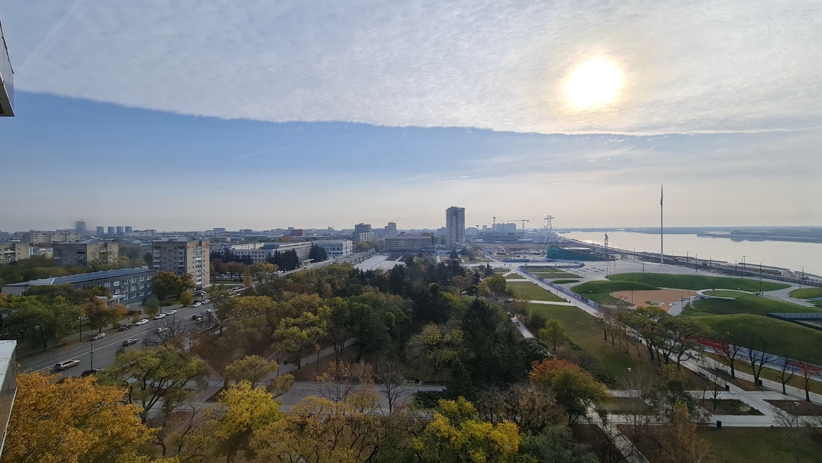 Центр Благовещенска: улица и площадь Ленина, флаг России, аллея танцующих фонтанов.