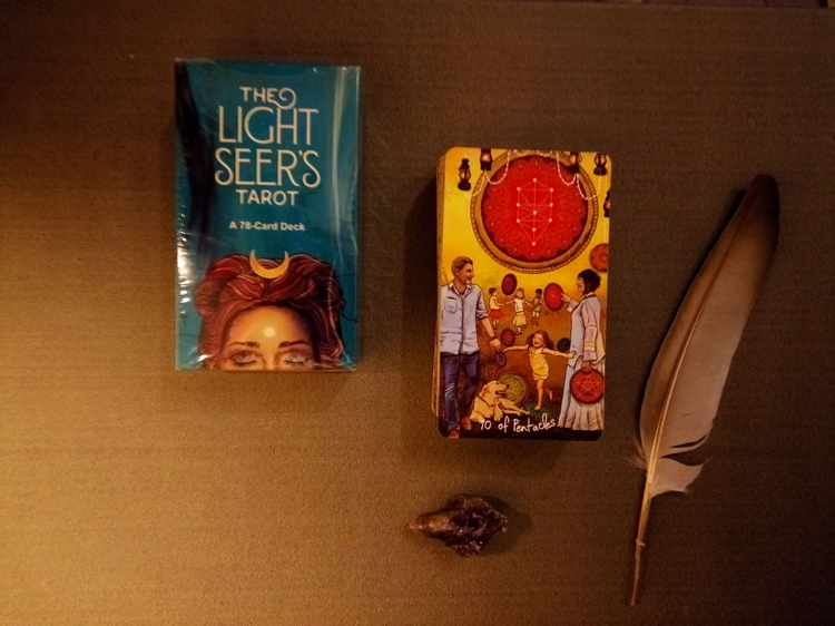 Таро Светлого провидца представляет классические символы Таро с точки зрения современного общества