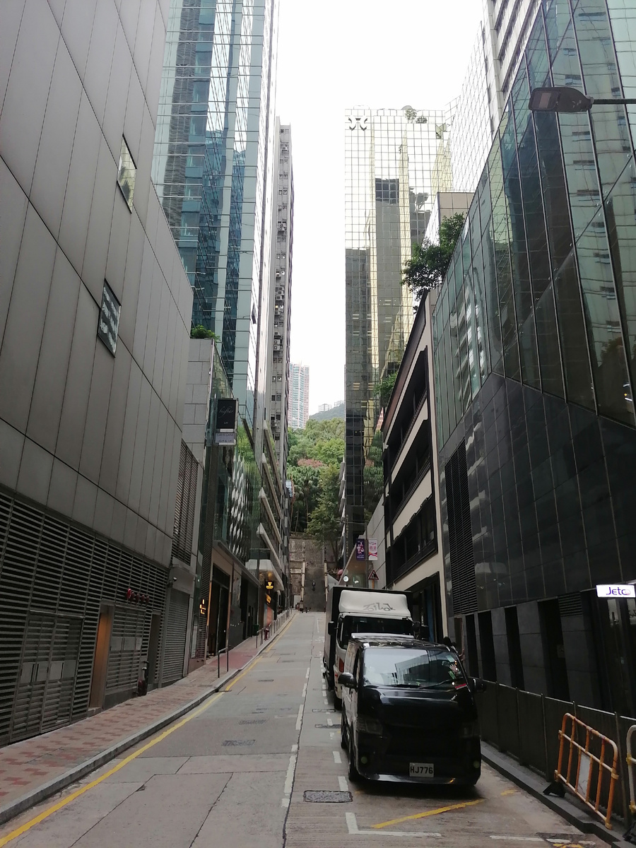 Участок от метро до трамвайной станции.