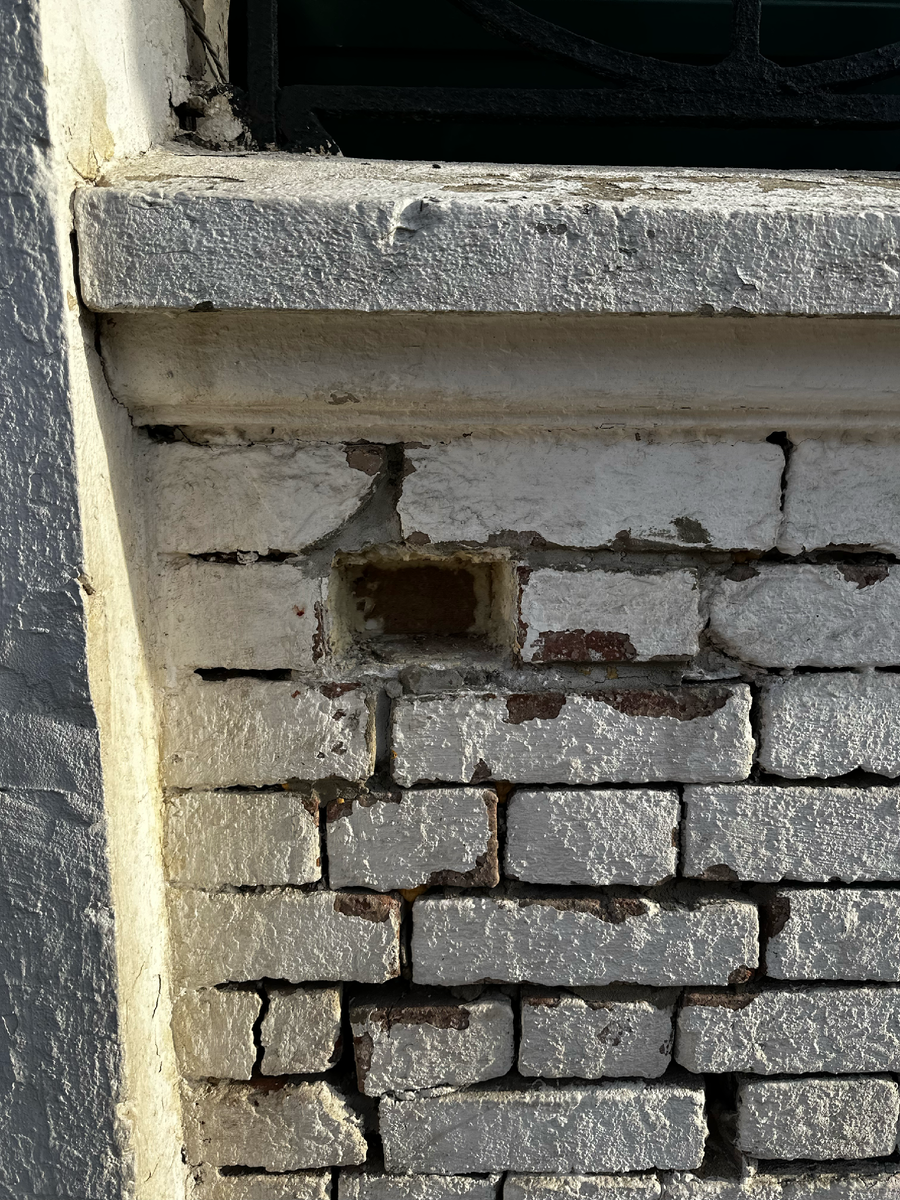 Место, где раньше располагалась миниатюра со спящей девочкой