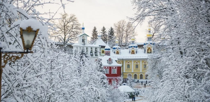 Монастырь в зимнем убранстве