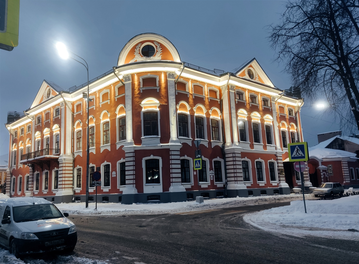 Дом купца Вахрамеева, ночное освещение (фото - Гузов Евгений, 2023 г)