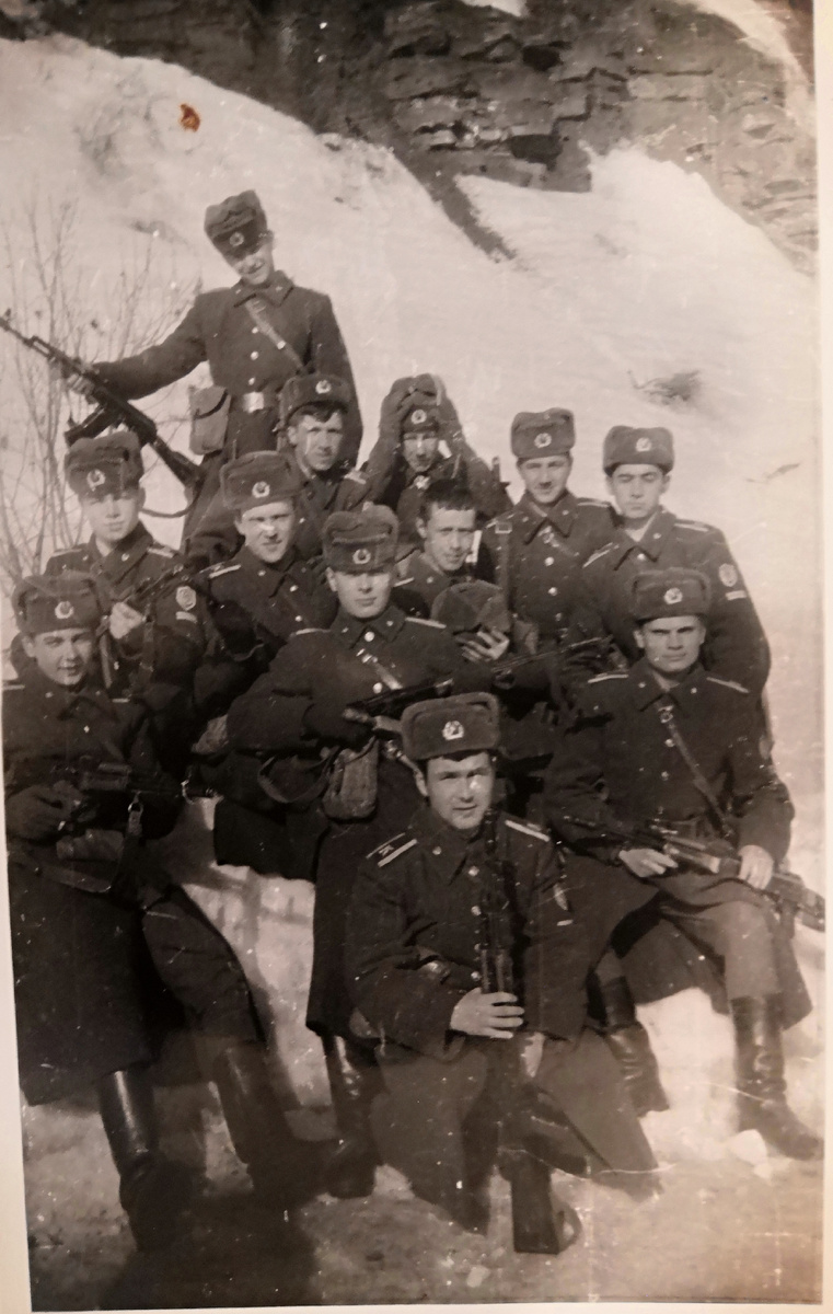 На занятиях по Тактико-специальной подготовке, ходили на Кам ГЭС, изучали систему охраны и обороны гидроэлектростанции. За спинами береговой обрыв к реке Каме. Весна 1985 г.