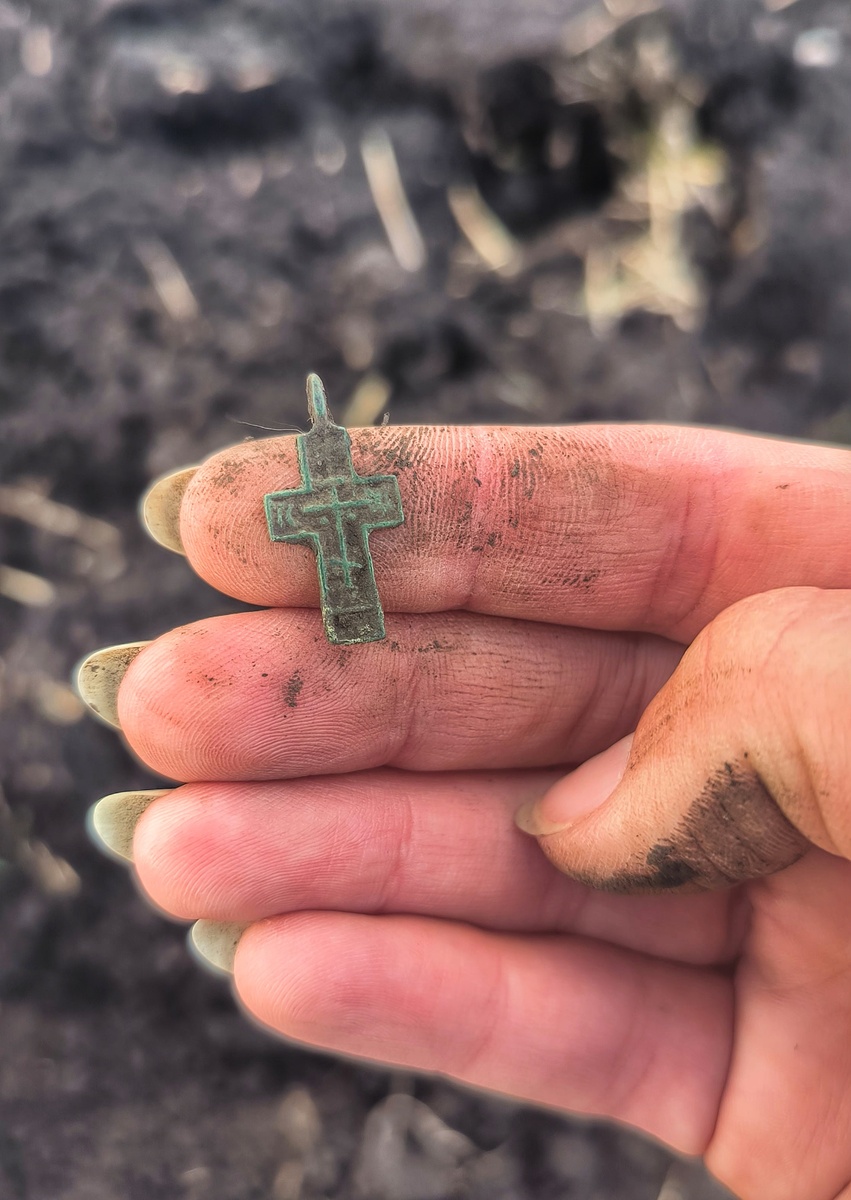 Этот крест был первым из находок. 