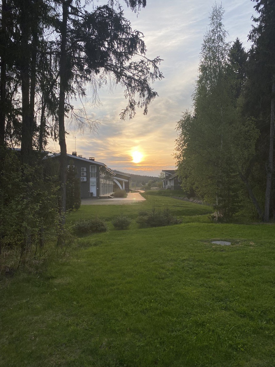 Ухоженная территория Дачи Винтера, продумана каждая деталь