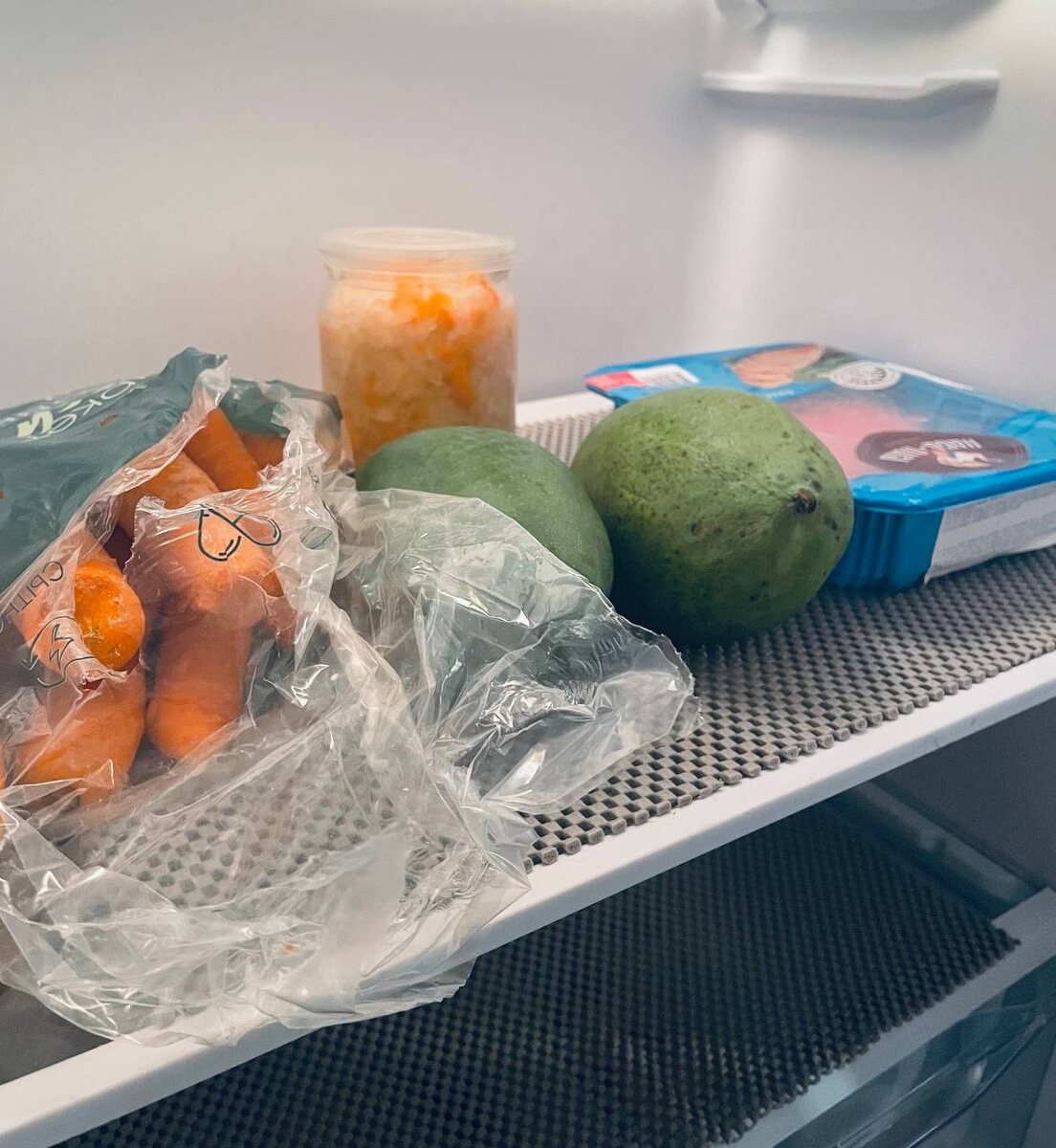 Обычный набор в холодильнике: морковка, манго, грудка индейки и домашняя капуста