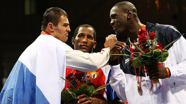    Деонтей Уайлдер поздравляет олимпийского чемпиона Игр-2008 в Пекине россиянина Рахима Чахкиева. Getty Images