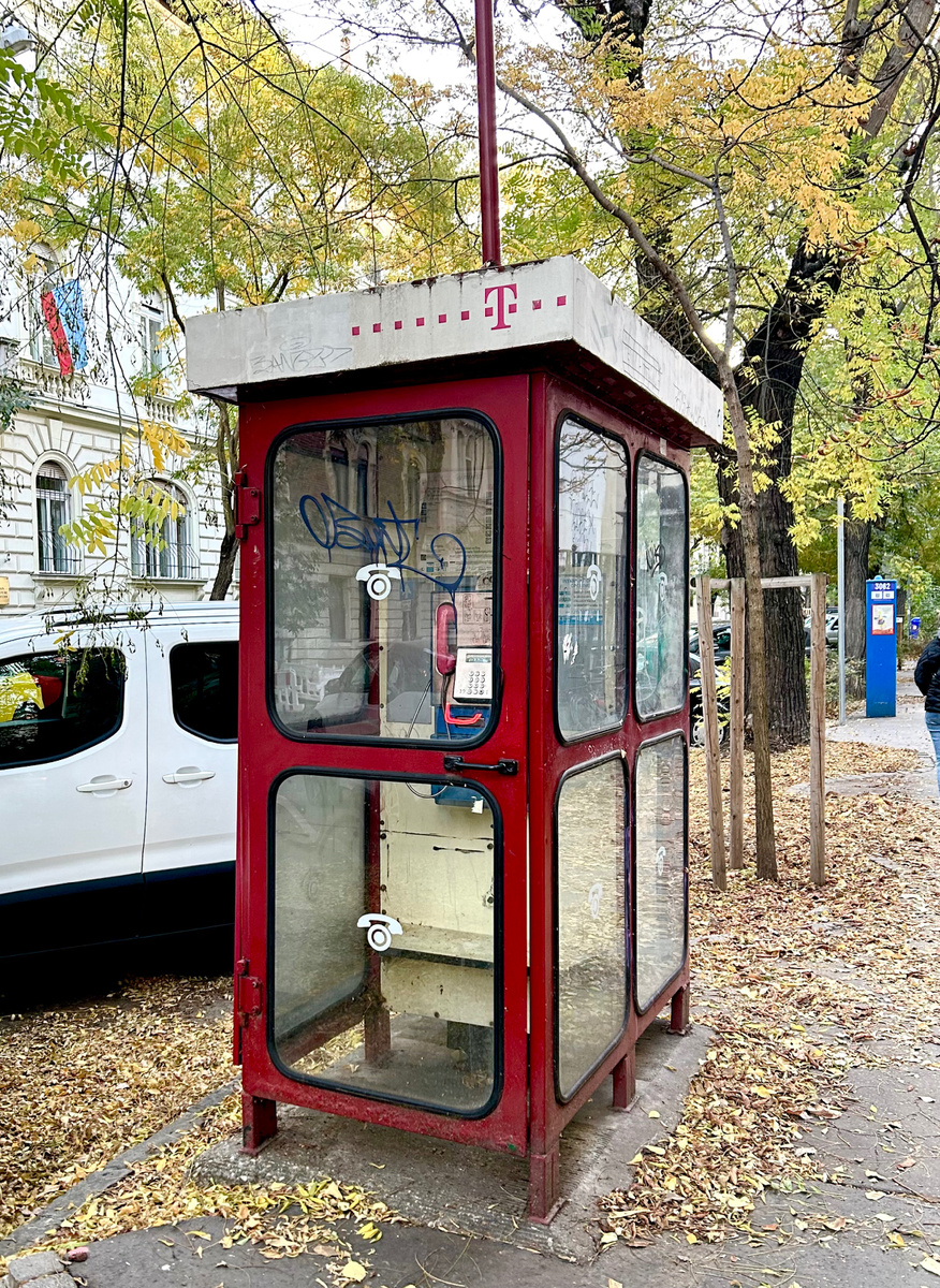 Телефонные будки по всему городу яркими пятнами