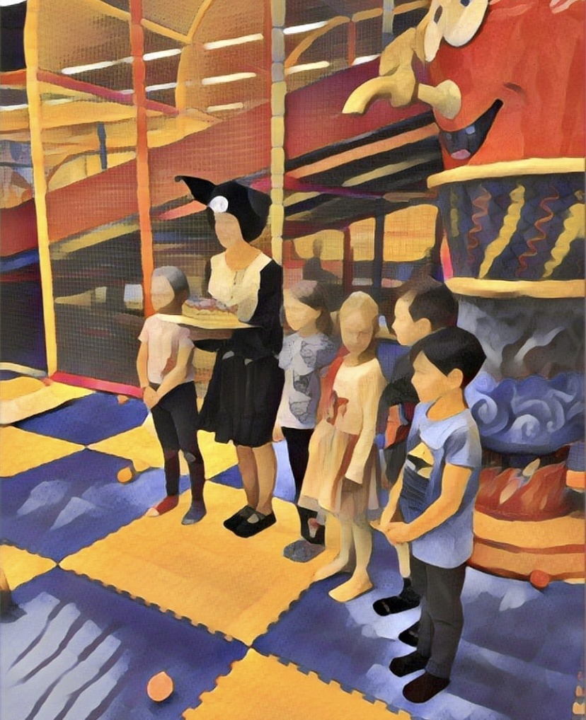 Дети с аниматором. 