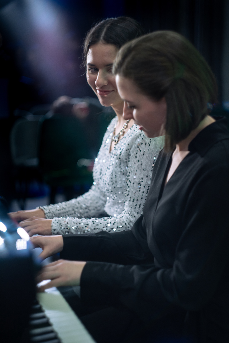 Юлия Попова и Мария Ряжских - фортепиано.
