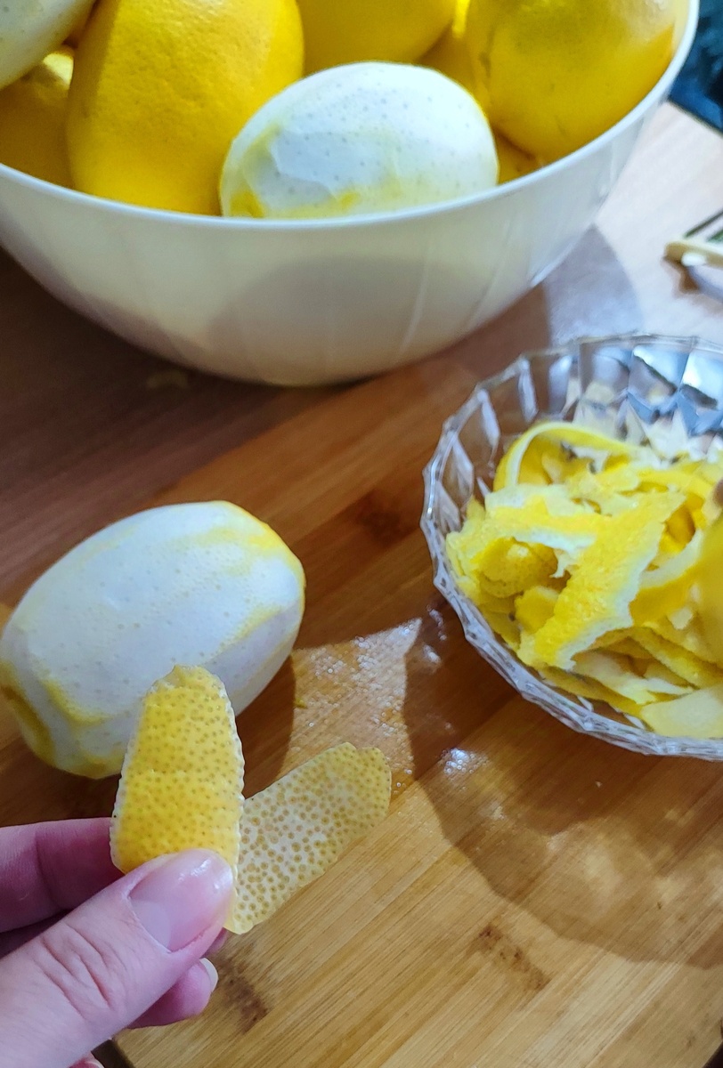 Цедру лимона срезаем тонкими слайсами ножом для чистки картофеля.