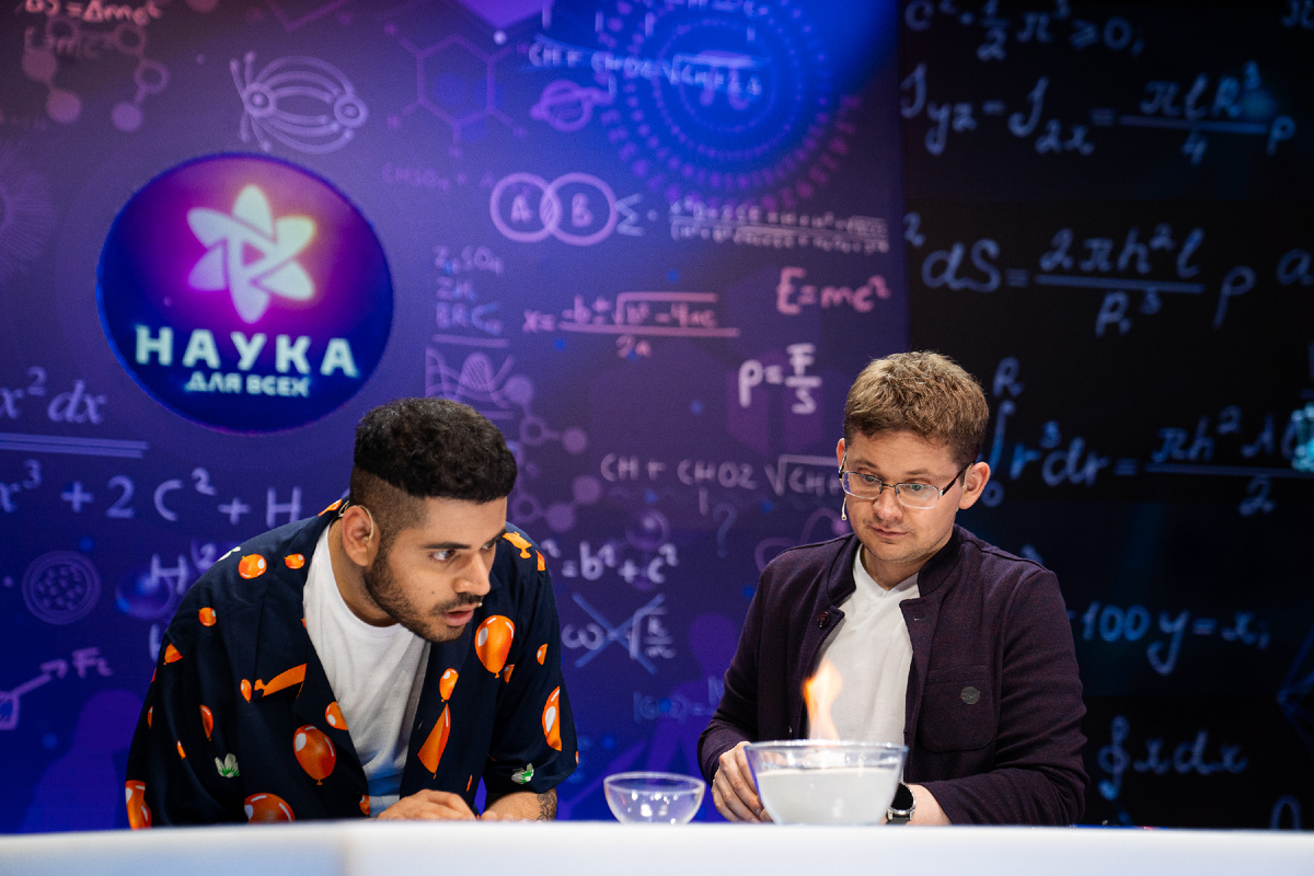 Ведущие шоу "Науки для всех" Роман Каграманов и Алексей Федоров
