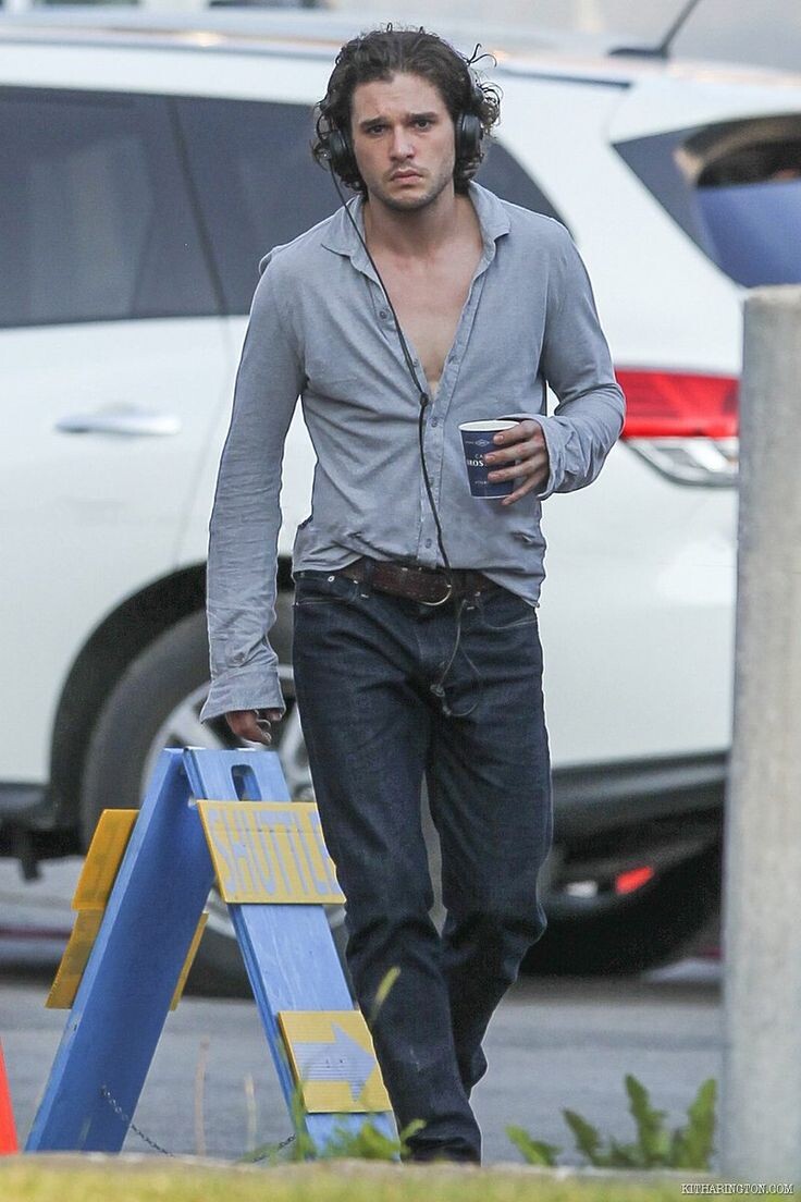 Слегка растрепанный Кит Харингтон