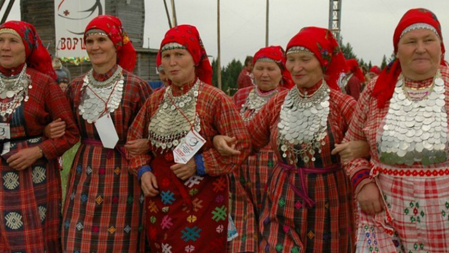 Сегодняшние жители Удмуртии являются глубокими потомками финно-угорских народов, особенно это заметно по внешности. Жители Кировской области, тоже имеют отношение к финно-угорам, но так как в своё время на земли будущей Вятской республики заселились новгородцы, то вятчане не так сильно стали схожи по внешности с удмуртами. 