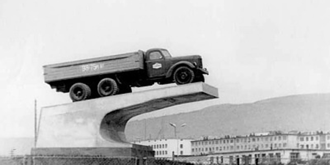 История в одном фото: памятник автомобилю-ветерану установили на въезде в Автотэк в Магадане