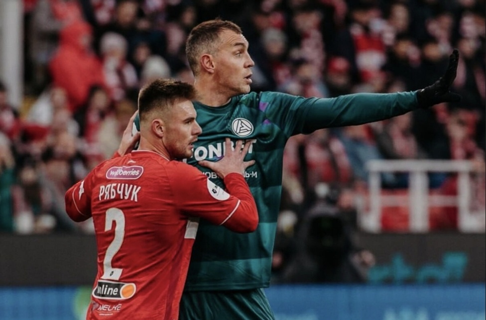 Артем Дзюба в матче со "Спартаком". Фото ФК "Акрон"