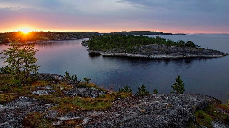 Вид с Лысой Горы  на остров Хауккасаари, правее небольшой остров Саммальсаари