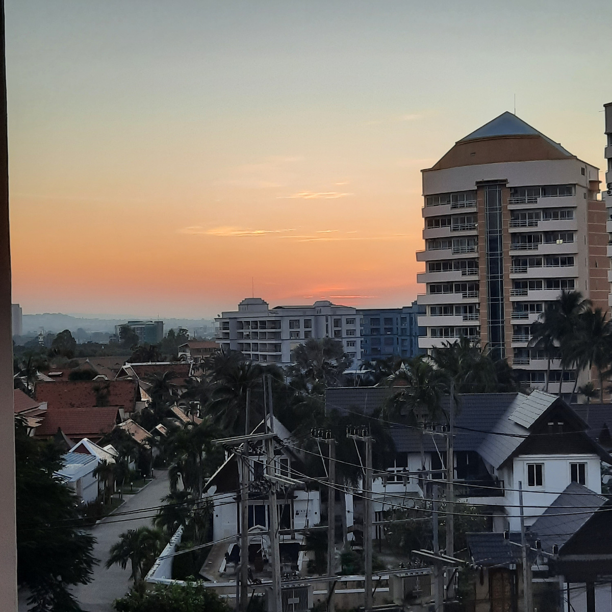 Идеальное время для наблюдения за рассветом около 6 утра. 