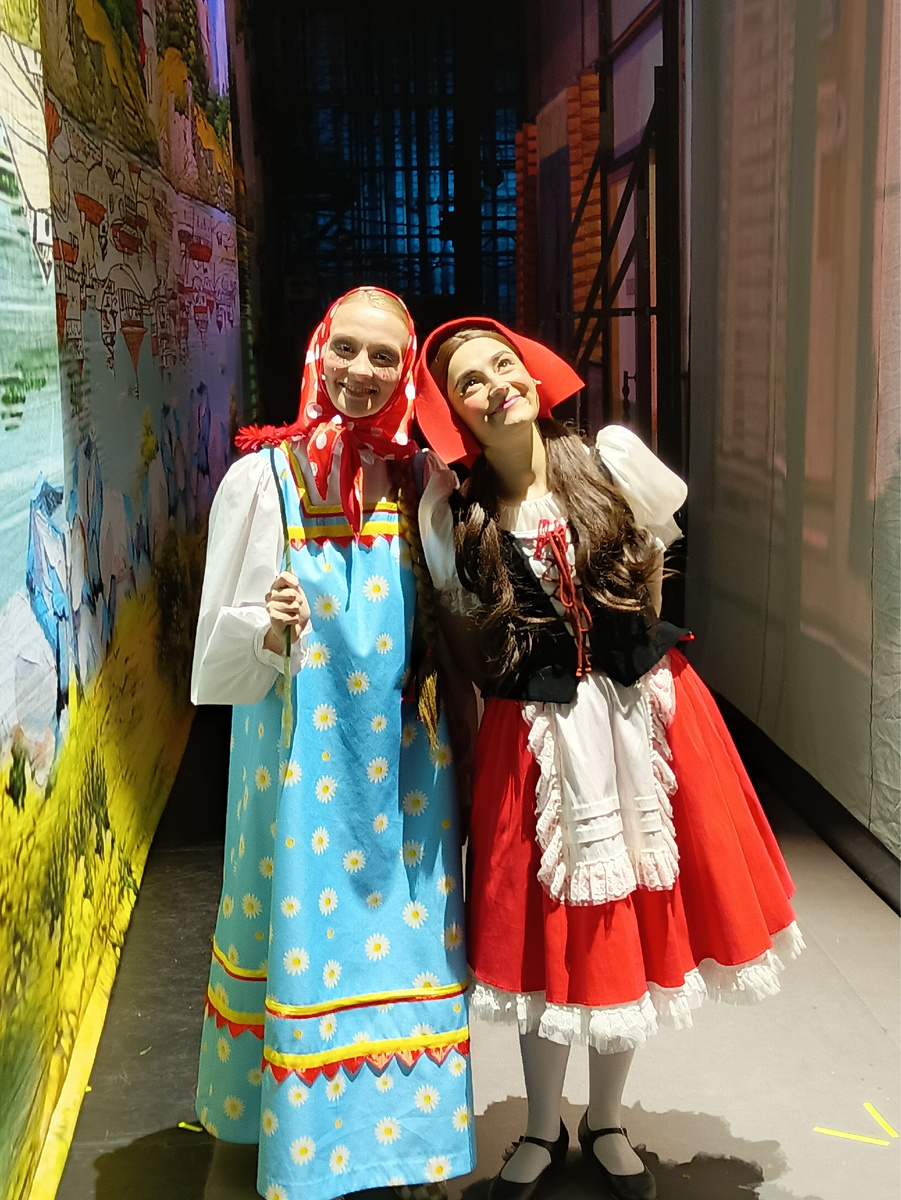 Алёнушка и Красная шапочка позируют