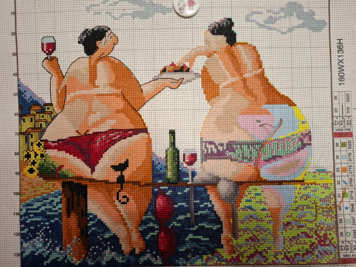 Одна мадам приобретает загар, другая - четкие очертания)