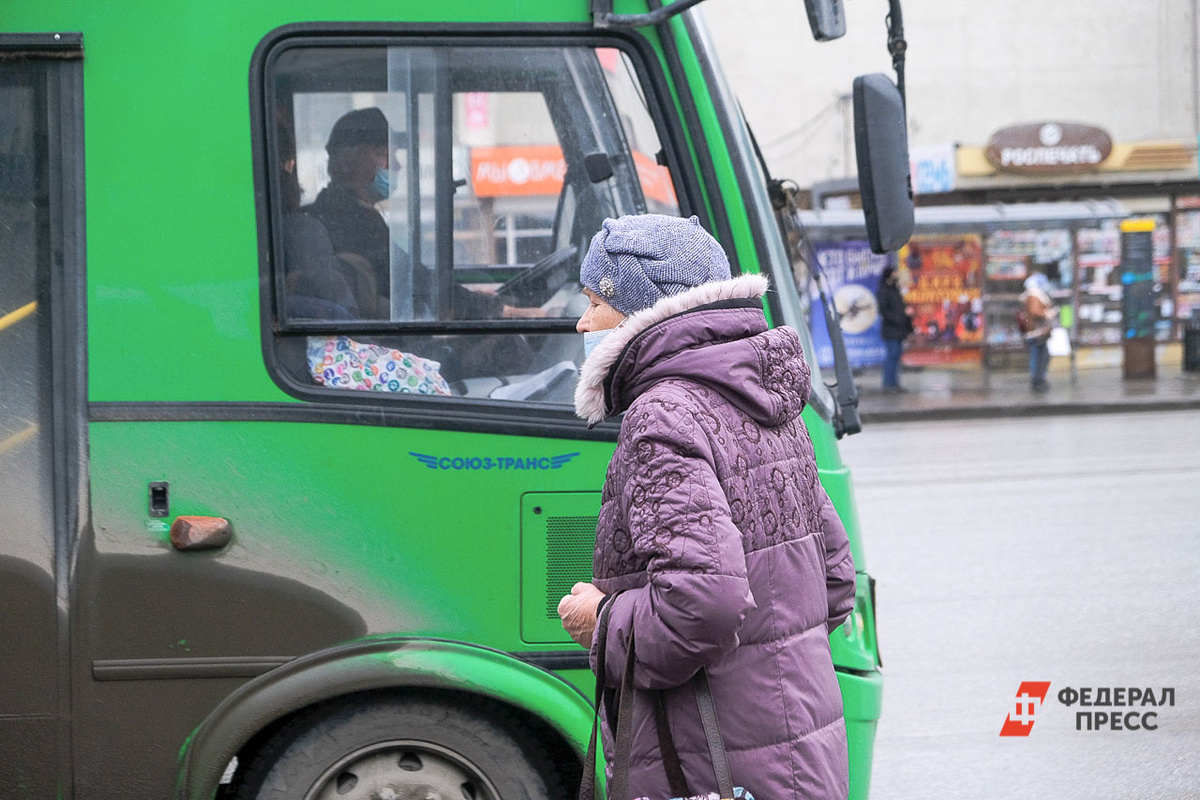 Жителям при выходе на улицу советуют надевать маски.  Фото: ФедералПресс / Полина Зиновьева