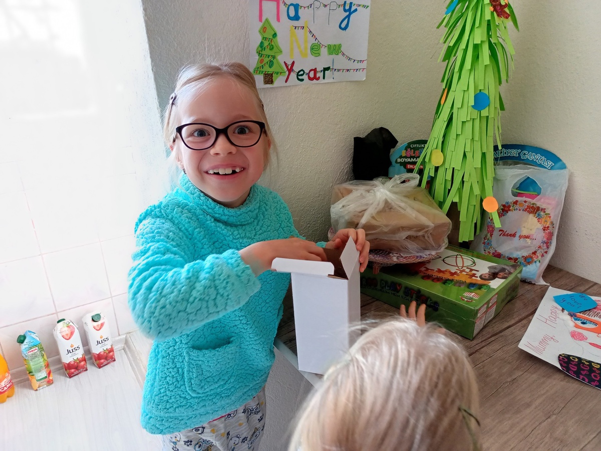 Старшую всегда переполняет буря эмоций.