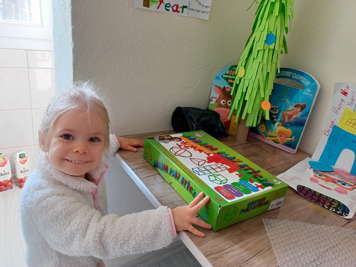 Самый большой из подарков. Перед дорогой не хотели брать такой большой, но на замену ничего не нашли.