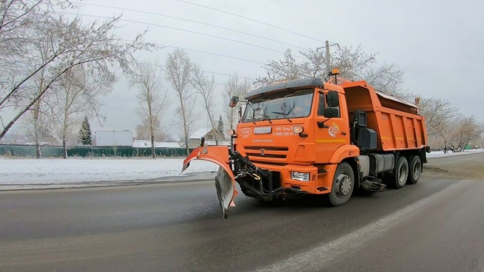    Уборка дорог. Источник: пресс-служба администрации Барнаула