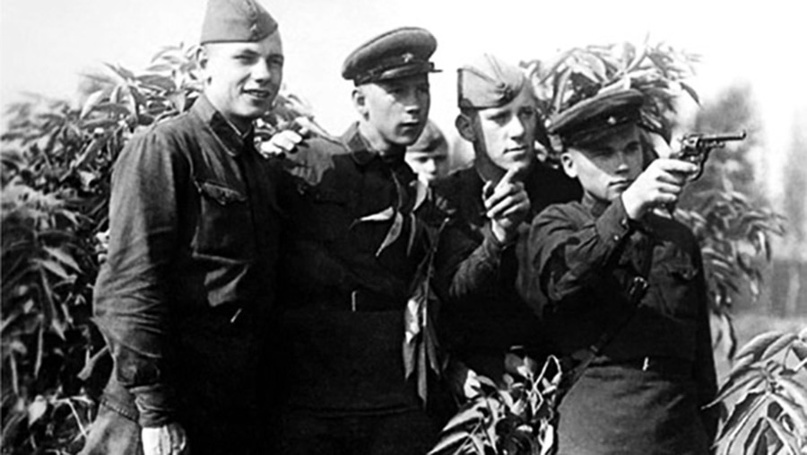Михаил Калашников (первый справа), 1940 год. Фото из открытых источников