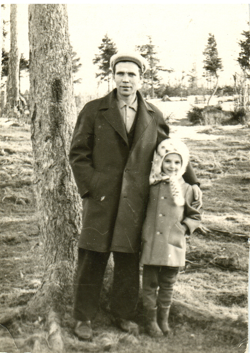 Примерно конец 60-х. Район бывших народных гуляний, бывшего лесничества, недалеко от мостика через реку.