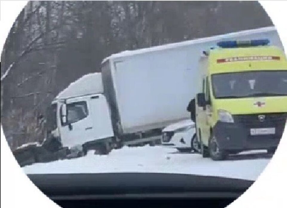    ДТП на трассе в Алтайском крае. Источник: скриншот видео Telegram-канала "Бийск 22"