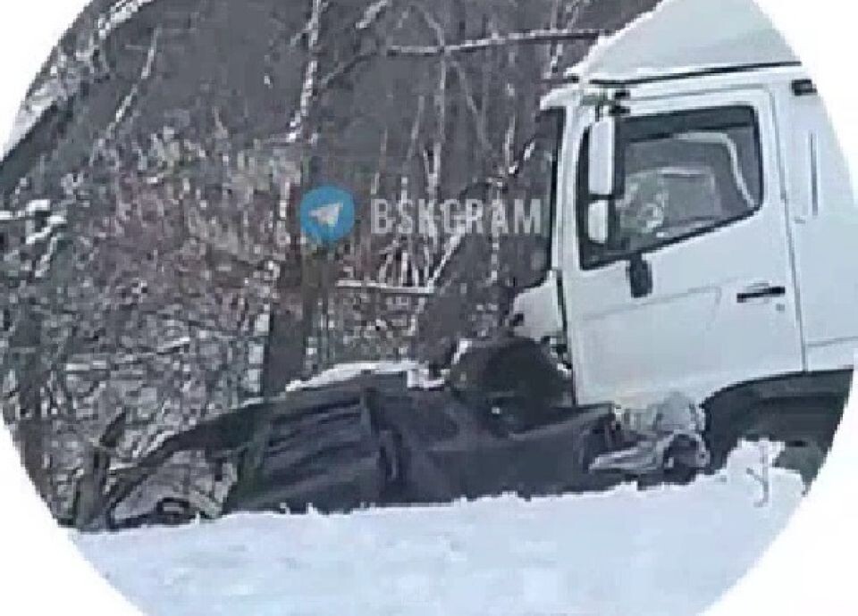    ДТП на трассе в Алтайском крае. Источник: скриншот видео Telegram-канала "Бийск 22"