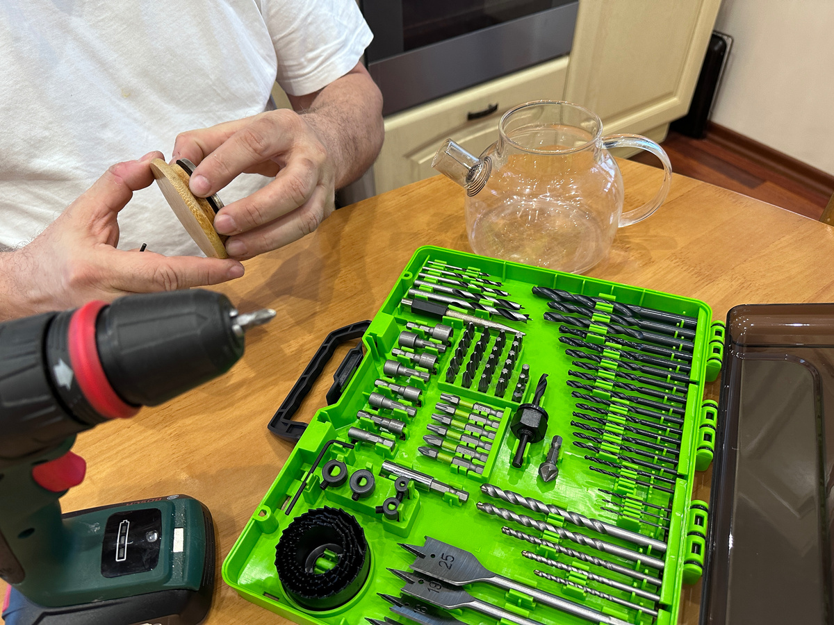 Недавно приобрел новый набор сверл от GREENWORKS, так как все мои предыдущие запасы "разграбили" в свое время Алёша и сейчас Артём. Этот набор теперь лежит у меня в укромном месте. Удобно, что всё в одном месте. 