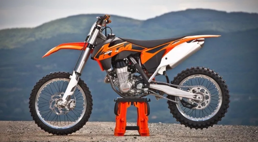 KTM — австрийская компания, известная своими мотоциклами, особенно в сегментах внедорожных и спортивных моделей. Она была основана в 1934 году и с тех пор зарекомендовала себя как один из ведущих производителей мотоциклов, особенно для мотокросса, эндуро и супермото.▎Основные характеристики мотоциклов KTM:1. Внедорожные мотоциклы: KTM славится своими моделями для эндуро и мотокросса, такими как KTM 250 SX-F и KTM 450 EXC-F. Эти мотоциклы отличаются легким весом, мощными двигателями и высокой проходимостью.2. Спортивные мотоциклы: Модельный ряд включает спортивные мотоциклы, такие как KTM RC390 и RC 890, которые предназначены для трековых гонок и обладают высокими показателями производительности.3. Адаптация к различным условиям: Мотоциклы KTM часто оснащены современными технологиями, такими как системы управления тягой, ABS и различные режимы езды, что делает их универсальными для различных условий.4. Дизайн и эргономика: Мотоциклы KTM имеют агрессивный и современный дизайн, а также удобную эргономику для райдеров. Они часто используют яркие цвета и стильные графические элементы.5. Команда MotoGP: KTM активно участвует в соревнованиях MotoGP и других чемпионатах, что позволяет им тестировать и улучшать свои технологии и конструкции.6. Кастомизация и аксессуары: Компания предлагает широкий ассортимент аксессуаров и запчастей, позволяя владельцам настраивать свои мотоциклы под личные предпочтения.KTM также активно развивает электрические мотоциклы, такие как модель Freeride E-XC, что свидетельствует о стремлении компании к инновациям и устойчивому развитию.Если вас интересуют конкретные модели или аспекты, дайте знать!